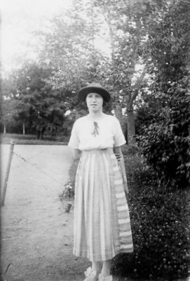 Kvinna stående i naturen.
Nyckelord: Trädgård