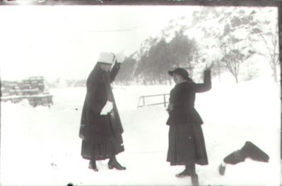 2 kvinnor stående och kastar snöboll.
Nyckelord: Snöboll Vinter