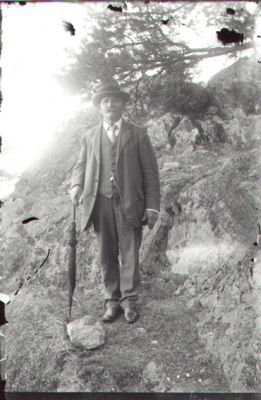 Man stående på berg.
Nyckelord: Paraply Berg