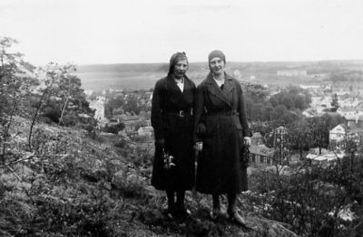 2 kvinnor stående på berg med stadsvy i bakgrunden.
Nyckelord: Berg Utsikt