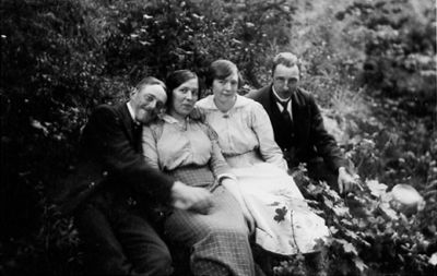 2 män och 2 kvinnor sittande i skogsbacke.
Nyckelord: Skogsbacke