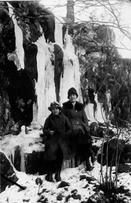 2 kvinnor sittande vid berg.
Nyckelord: Berg Vinter Is