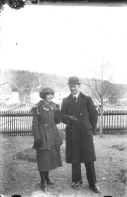 Man och kvinna stående på tomt.
Nyckelord: Tomt Staket