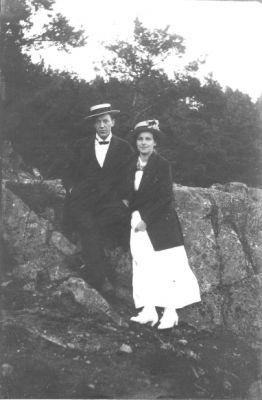 Man och kvinna stående på berg.
Nyckelord: Dräkt