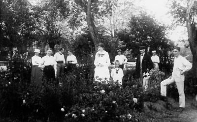 Ett antal personer stående i park.
Nyckelord: Natur