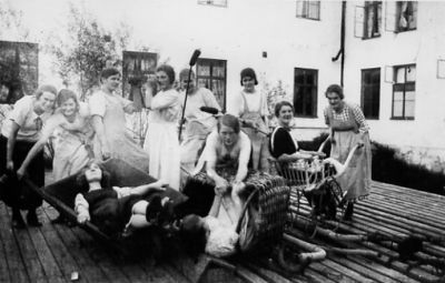 11 kvinnor lekande på gård.
Nyckelord: Gård Byggnad