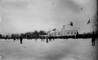 Vintervy med byggnader i bakgrunden.
Nyckelord: Vinter