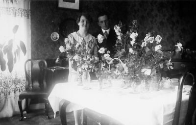 Man och kvinna stående bakom bord med blommor.
Nyckelord: Förlovning Blommor