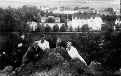 2 män och 2 kvinnor sittande på berg med byggnader i bakgrunden.
Nyckelord: Utsikt