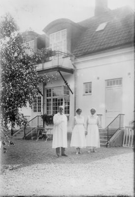 Man och 2 kvinnor stående framför byggnad.
Nyckelord: Uniform