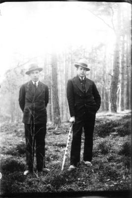 2 män stående i skogsbacke.
Nyckelord: Skogsbacke Skog