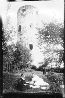2 kvinnor sittande framför ruin.
Nyckelord: Slottsruin