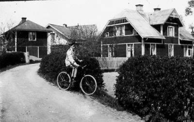 Man sittande på cykel.
Nyckelord: Cykel Häck