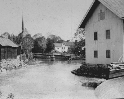 Bro över vattendrag och byggnader
Nyckelord: Bro Kyrka Kvarn