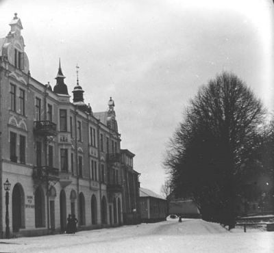 Byggnad vid gata intill vattendrag
Nyckelord: Takspira