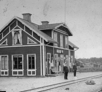 2 män framför järnvägsstation
Nyckelord: Räls Uniform