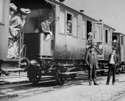 Tåget avgår
Nyckelord: Järnvägsvagn Dräkt