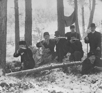 7 män med gevär i skogen
Nyckelord: Gevär