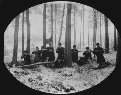 9 män med gevär i skogen
Nyckelord: Gevär