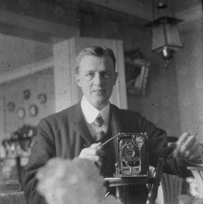 Man stående bakom kamera
Nyckelord: Kamera