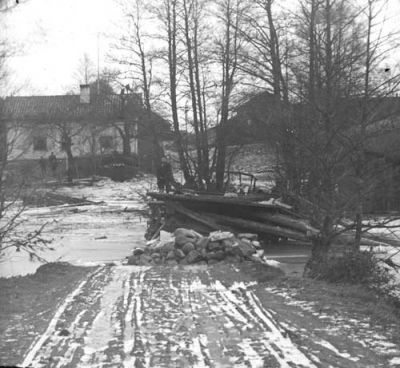 Byggnad vid vattendrag
