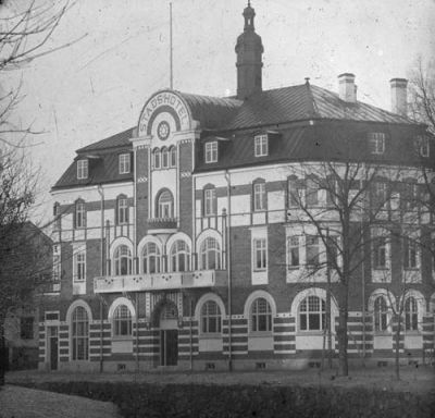 Byggnad invid vattendrag
