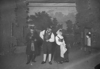 2 män och 1 kvinna på teaterscen
Nyckelord: Dräkt Teaterscen