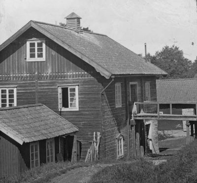 Ladugårdsbyggnad med körbana
Nyckelord: Körbana