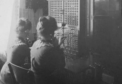 2 kvinnor i manuell televäxel
Nyckelord: Telefonväxel Telefonist