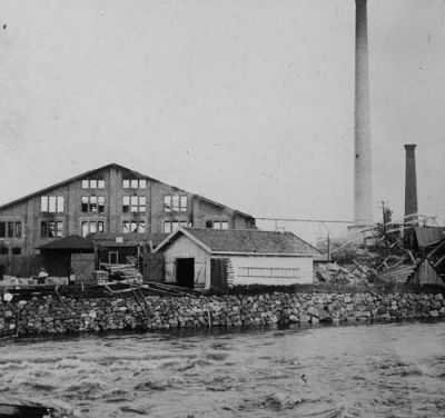 Verkstadsbyggnad invid vattendrag
Nyckelord: Skorsten