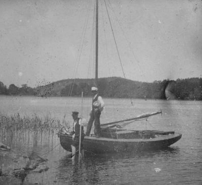 2 män vid segelbåt i strandkanten av sjö
Nyckelord: Båt