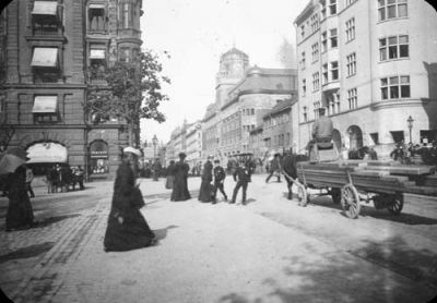 Stadsvy med hästtransport
Nyckelord: Häst Hästekipage Virke Dräkt