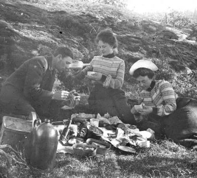Picknick i skogsbacke
Nyckelord: Krus Korg