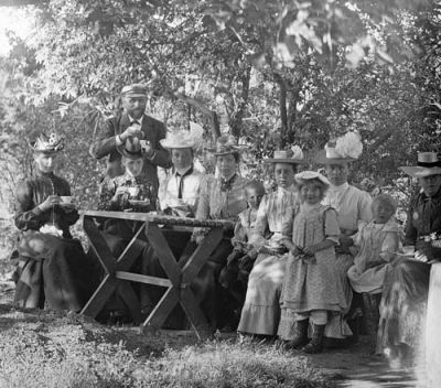 1 man 7 kvinnor 1 pojke 2 flickor vid trädgårdsmöbel
Nyckelord: Dräkt Trädgårdsmöbel