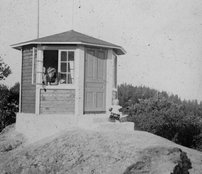 Kvinna och flicka vid lusthus på kulle
