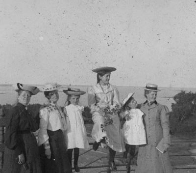 4 kvinnor 2 flickor vid havet
Nyckelord: Dräkt