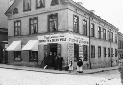 Män kvinnor barn framför byggnad
Nyckelord: Skylt Hund
