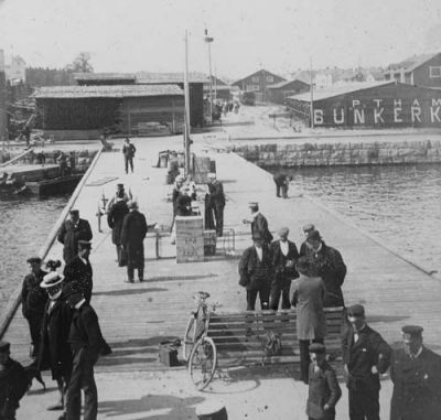 Människor på hamnpir
Nyckelord: Pir Hamn Cykel