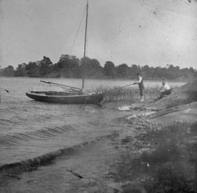 2 män på stranden invid segelbåt
Nyckelord: Segelbåt