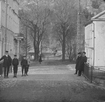 3 män och 3 pojkar på bro
Nyckelord: Bro Skylt Lyktstolpe