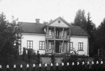 Byggnad i skogskanten
Nyckelord: Staket Pelare