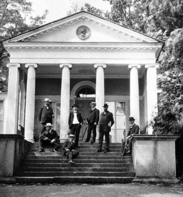 7 män på trappa
Nyckelord: Pelare