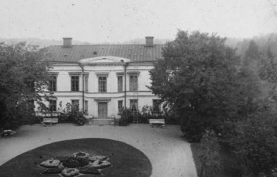 Herrgårdsbyggnad med stor gårdsplan
Nyckelord: Rundel