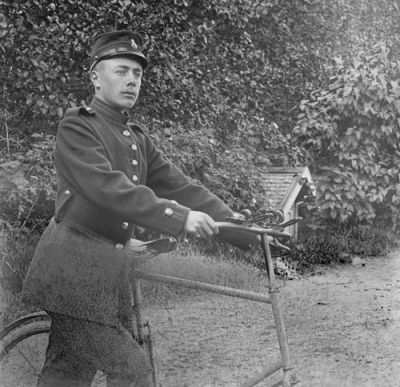 Man i uniform ledandes en cykel
Nyckelord: Uniform Cykel Hundkoja