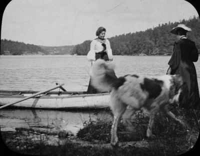 2 kvinnor och hund vid roddbåt
Nyckelord: Båt Hund