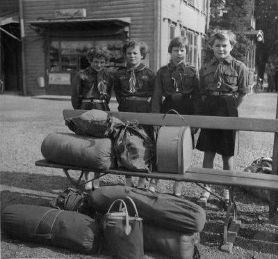 4 scoutflickor vid järnvägsstation
Nyckelord: Dräkt