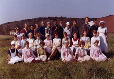 En grupp pojkar och flickor utomhus
