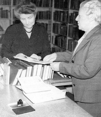 2 kvinnor på bibliotek
