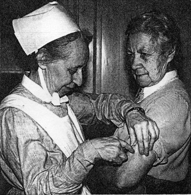 Sjuksyster ger patient spruta
Nyckelord: Spruta
