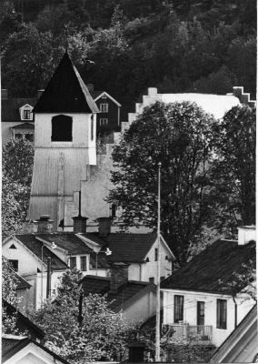 Stadsvy med kyrka och klockstapel
